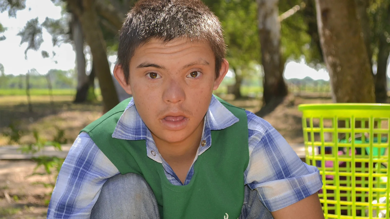 Retrato de un alumno con delantal verde