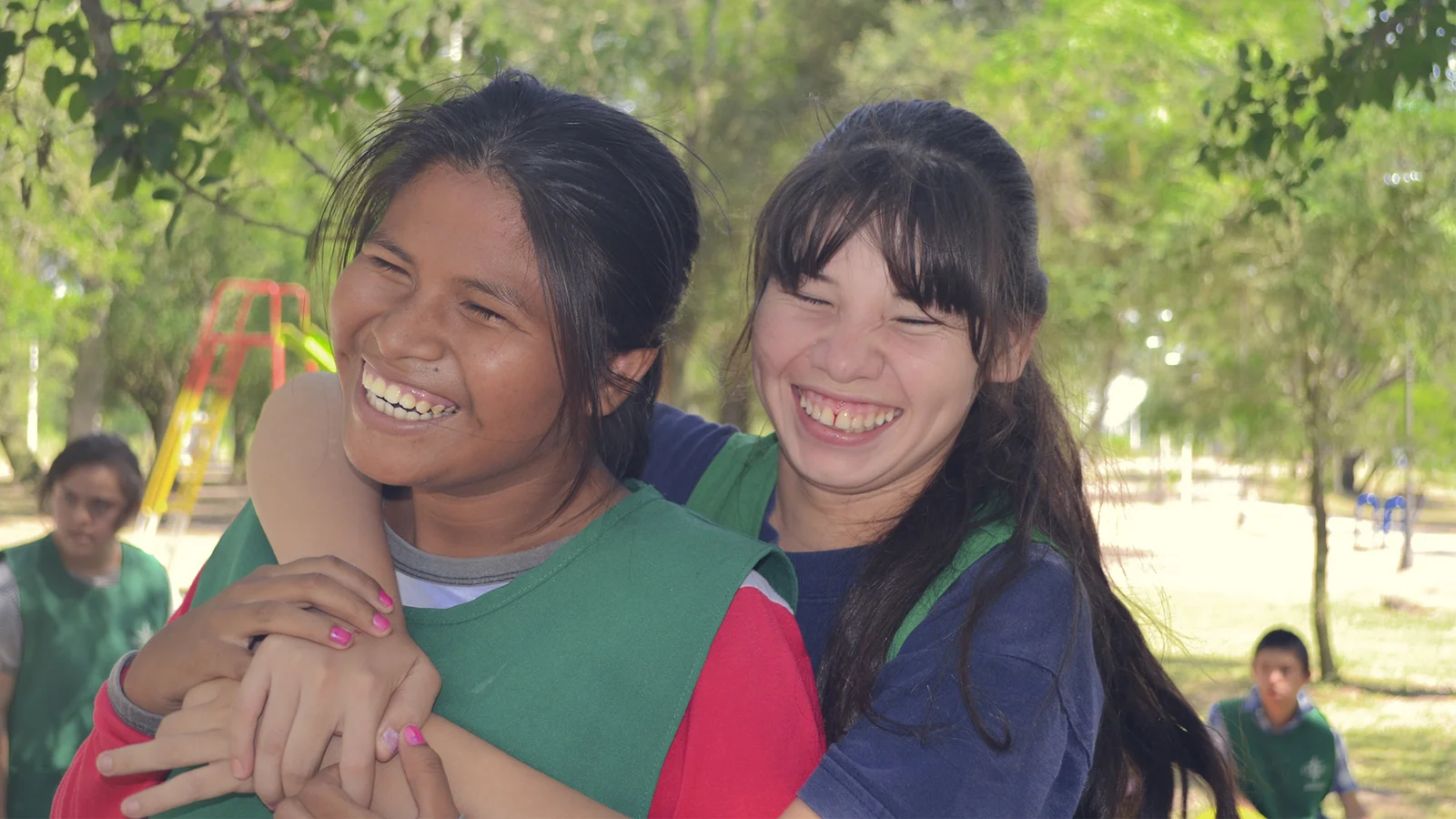 Dos amigas abrazadas, riendo
