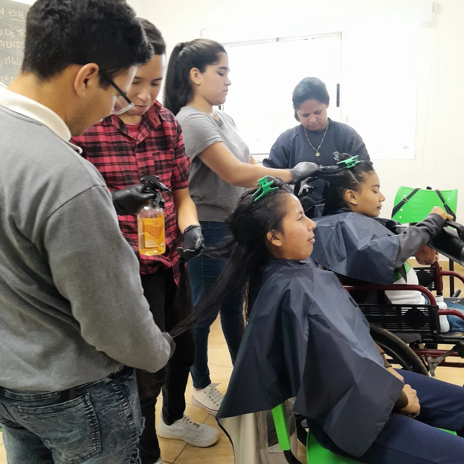Taller de peluquería con alumnos y acompañantes